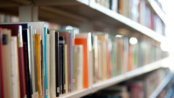 Foto von einem Bücherregel in der Bibliothek